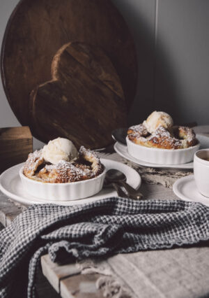 EASY INDIVIDUAL APPLE CRUMBLE PIES