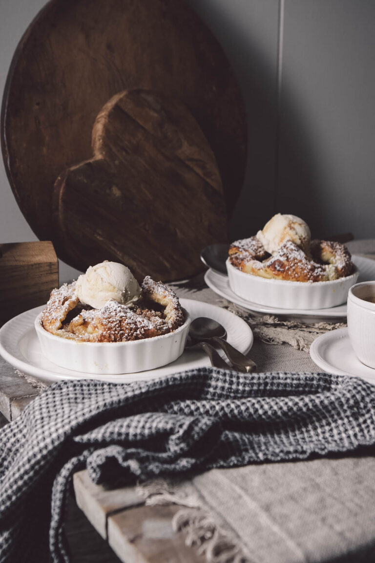 EASY INDIVIDUAL APPLE CRUMBLE PIES