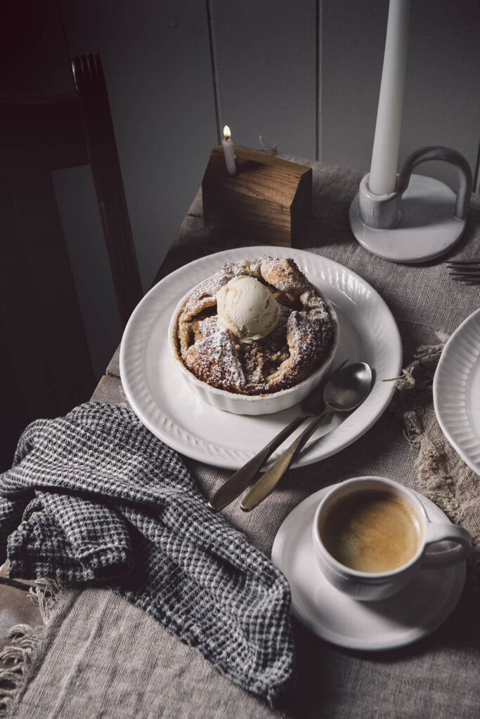 EASY INDIVIDUAL APPLE CRUMBLE PIES