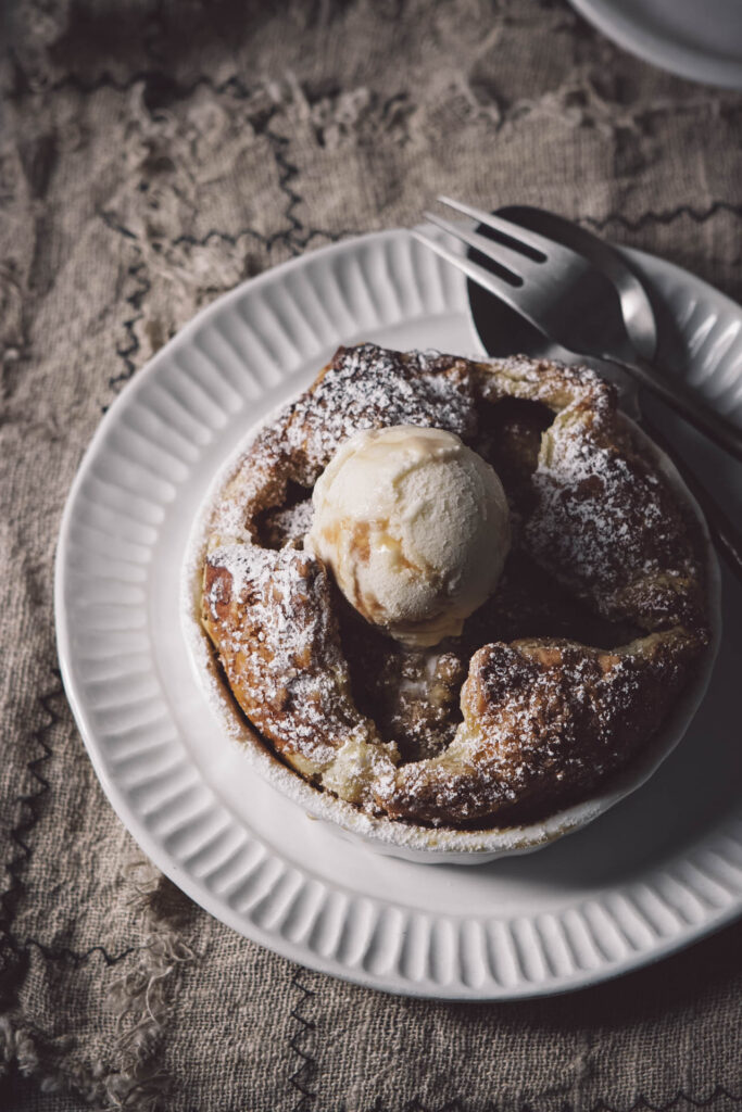 EASY INDIVIDUAL APPLE CRUMBLE PIES