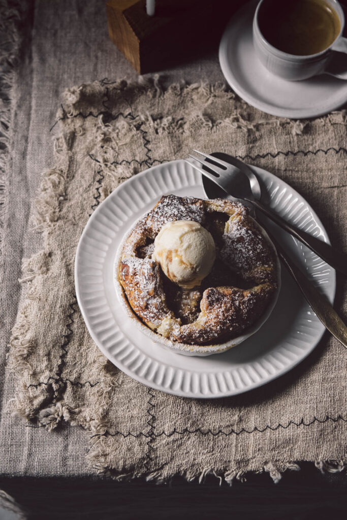 EASY INDIVIDUAL APPLE CRUMBLE PIES